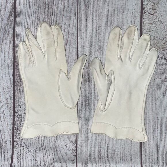 Vintage scallop edge embroidered white gloves 
XS/small women - Picture 4 of 7